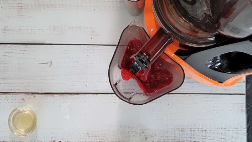 Energiją suteikiančios šaltalankių ir aronijų sultys su imbieru, laimu ir medumi, nuotrauka 11