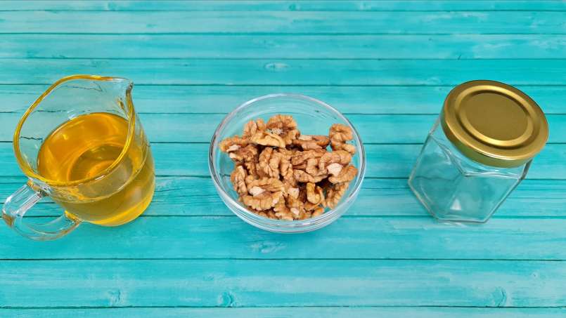 Medaus graikinių riešutų branduoliai stiklainyje, nuotrauka 6