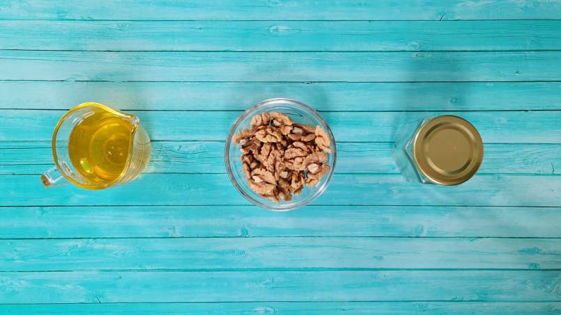 Medaus graikinių riešutų branduoliai stiklainyje, nuotrauka 7